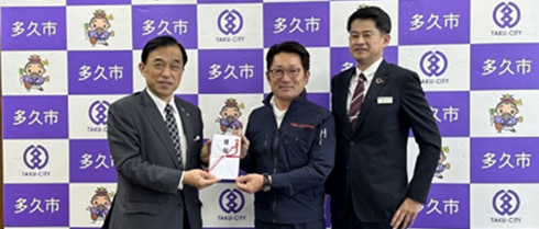 佐賀銀行でSDGs私募債を発行し地元佐賀県多久市へ寄付する際の様子。左から多久市市長、真生工業代表取締役、佐賀銀行支店長