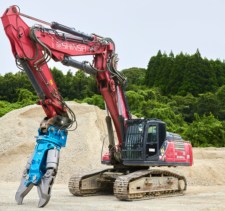 佐賀・福岡・長崎などで活躍する真生工業が保有している大型解体重機。コベルコ建機SK400DLC-10（運転質量40t）。