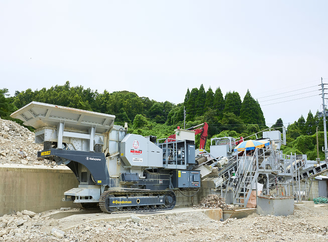 佐賀県多久市のコンクリートリサイクルセンターに設置されたNakayama製破砕機Dendomanジョークラッシャ。コンクリート廃材を元に再生クラッシャーランを製造する。