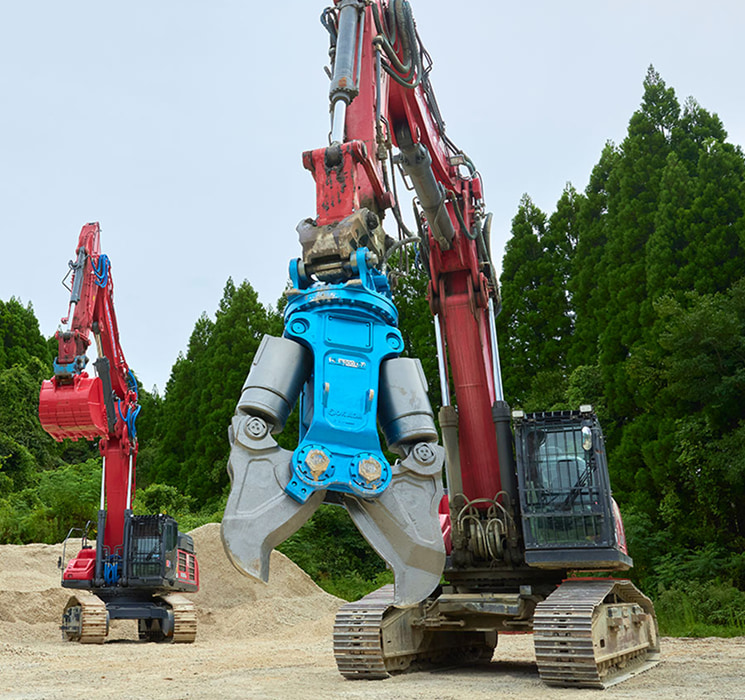 佐賀・福岡・長崎などで活躍する真生工業が保有している大型解体重機。左からコベルコ建機SK550DLC-11（運転質量50t）とコベルコ建機SK400DLC-10（運転質量40t）。