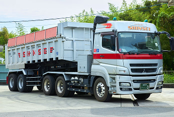 残土や産業廃棄物を処理・処分場に輸送する東急24tダンプトレーラーを牽引する三菱製トラクターヘッド