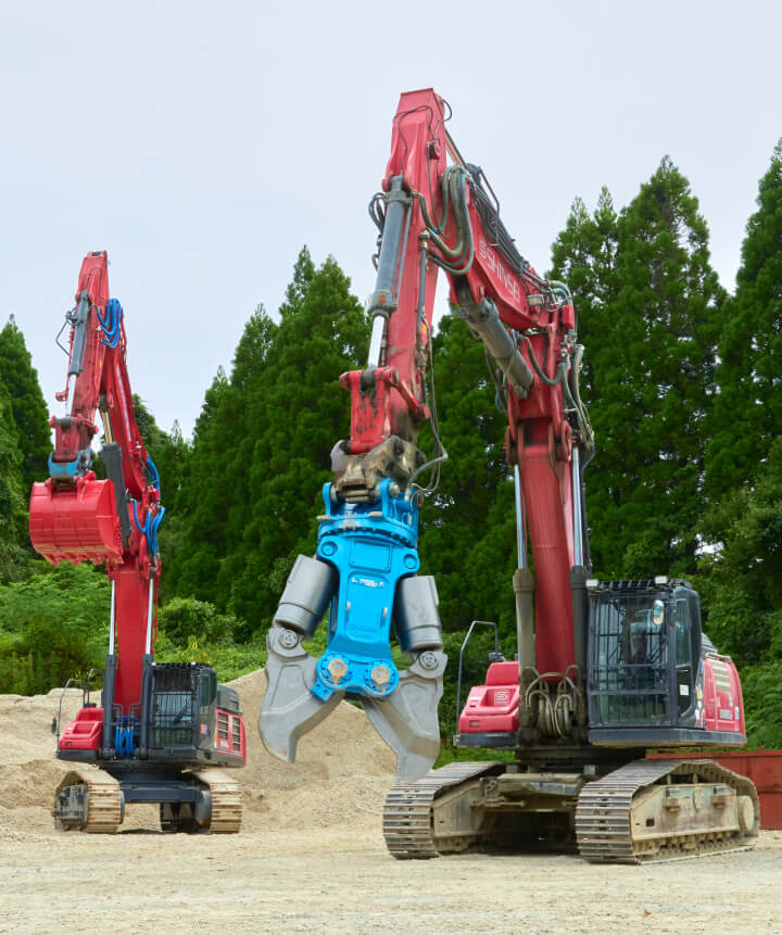 佐賀・福岡・長崎などで活躍する真生工業が保有している大型解体重機。左からコベルコ建機SK550DLC-11（運転質量50t）とコベルコ建機SK400DLC-10（運転質量40t）。