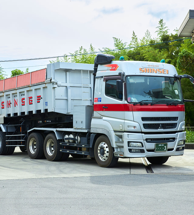 残土や産業廃棄物を処理・処分場に輸送する東急24tダンプトレーラーを牽引する三菱製トラクターヘッド