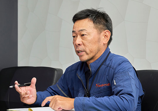 解体工事に関する打ち合わせを行う真生工業の解体工事作業員