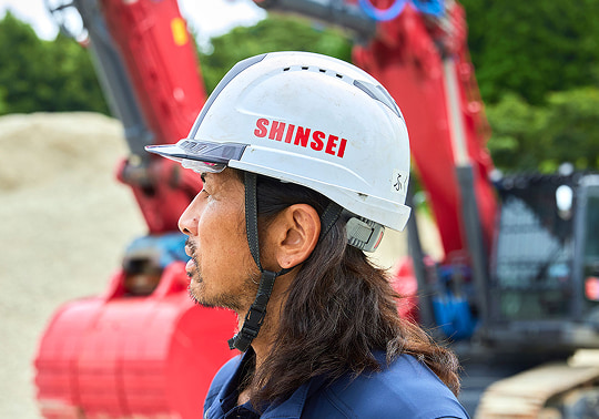 真生工業に所属する熟練の解体重機オペレーター