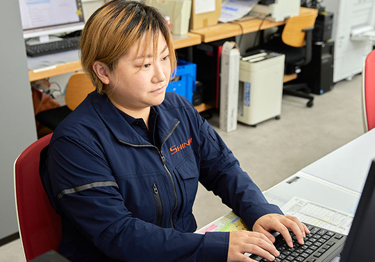 産廃処理に関する事務作業を行う真生工業の社員