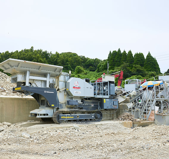佐賀県多久市のコンクリートリサイクルセンターに設置されたNakayama製破砕機Dendomanジョークラッシャ。コンクリート廃材を元に再生クラッシャーランを製造する。